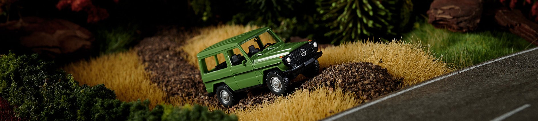 Old semi-trailers shaped in new moulds and the début of the “little” Mercedes-Benz G