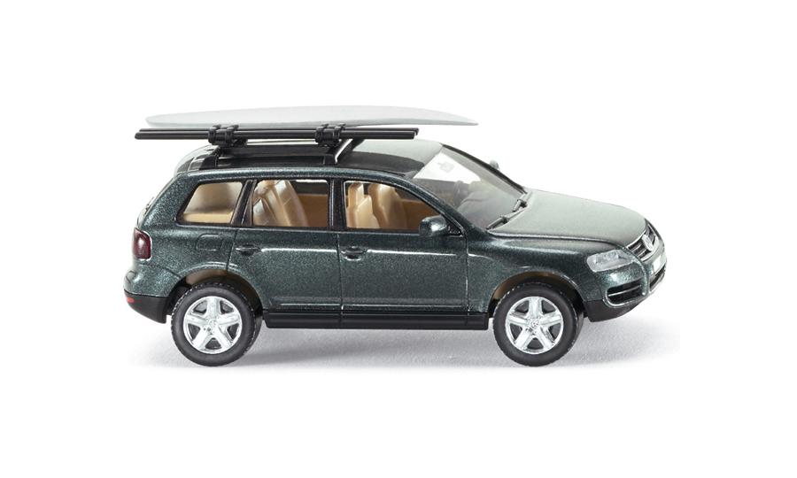 VW Touareg mit Surfbrett - schilfgrün