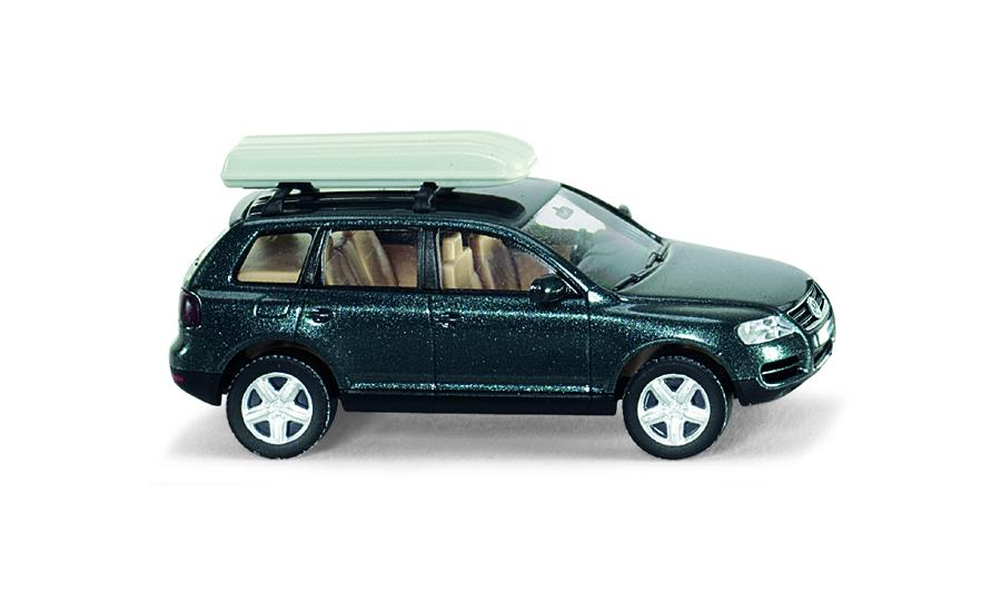 VW Touareg mit Dachgepäckbox - offroadgrey