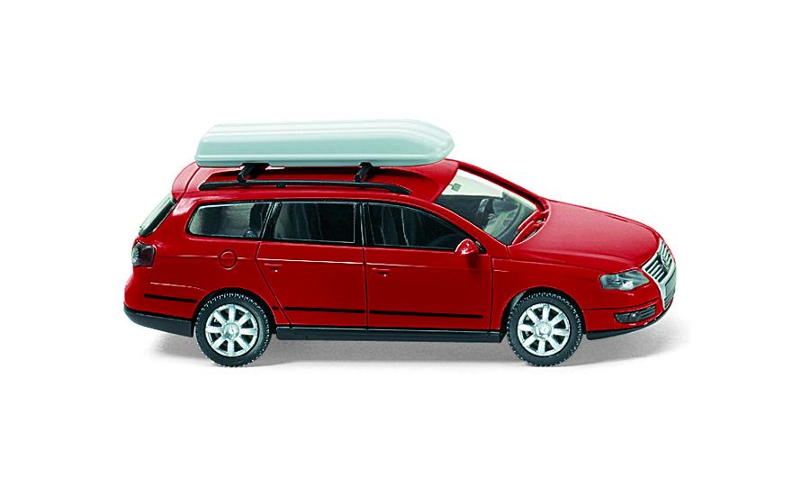 VW Passat Variant mit Dachgepäckbox - rot