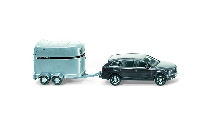 Audi Q7 with horse trailer