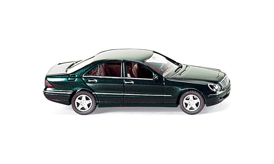 MB S class andradit green metallic