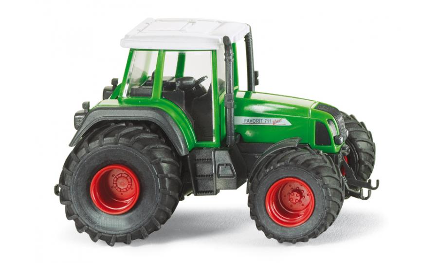 Fendt 711 Vario mit Breitreifen