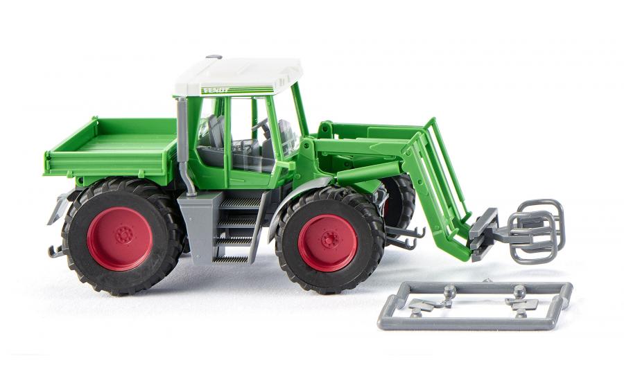 Fendt Xylon with bale grab