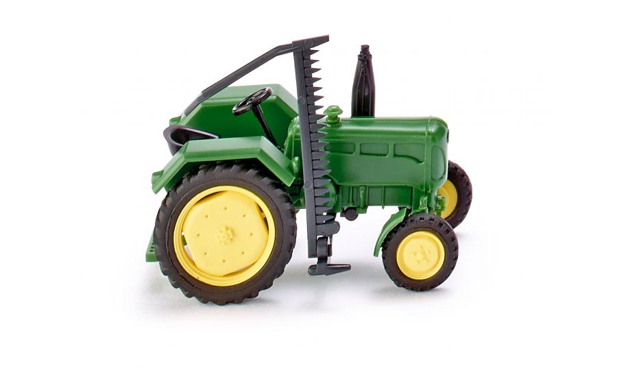 John Deere 2016 mit Mähwerk