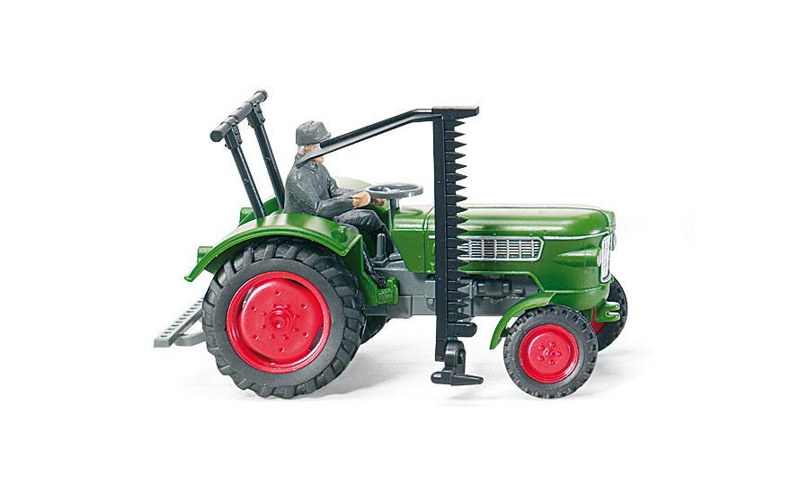 Fendt Farmer 2 mit Mähwerk und Fahrer